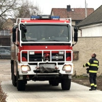  Hasičská cisterna se stěhovala, místo profesionálům z dětmarovické elektrárny teď slouží dobrovolným hasičům v Horních Počaplech